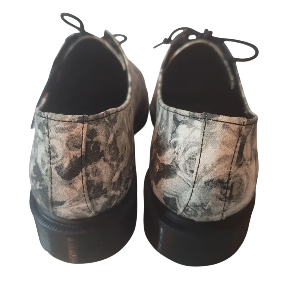 Dr MARTENS 1461 Lester Blk/Wht Skull/ Roses Shoes RARE FIND. SIZE 9 US L/ 8 US M - Picture 3 of 5